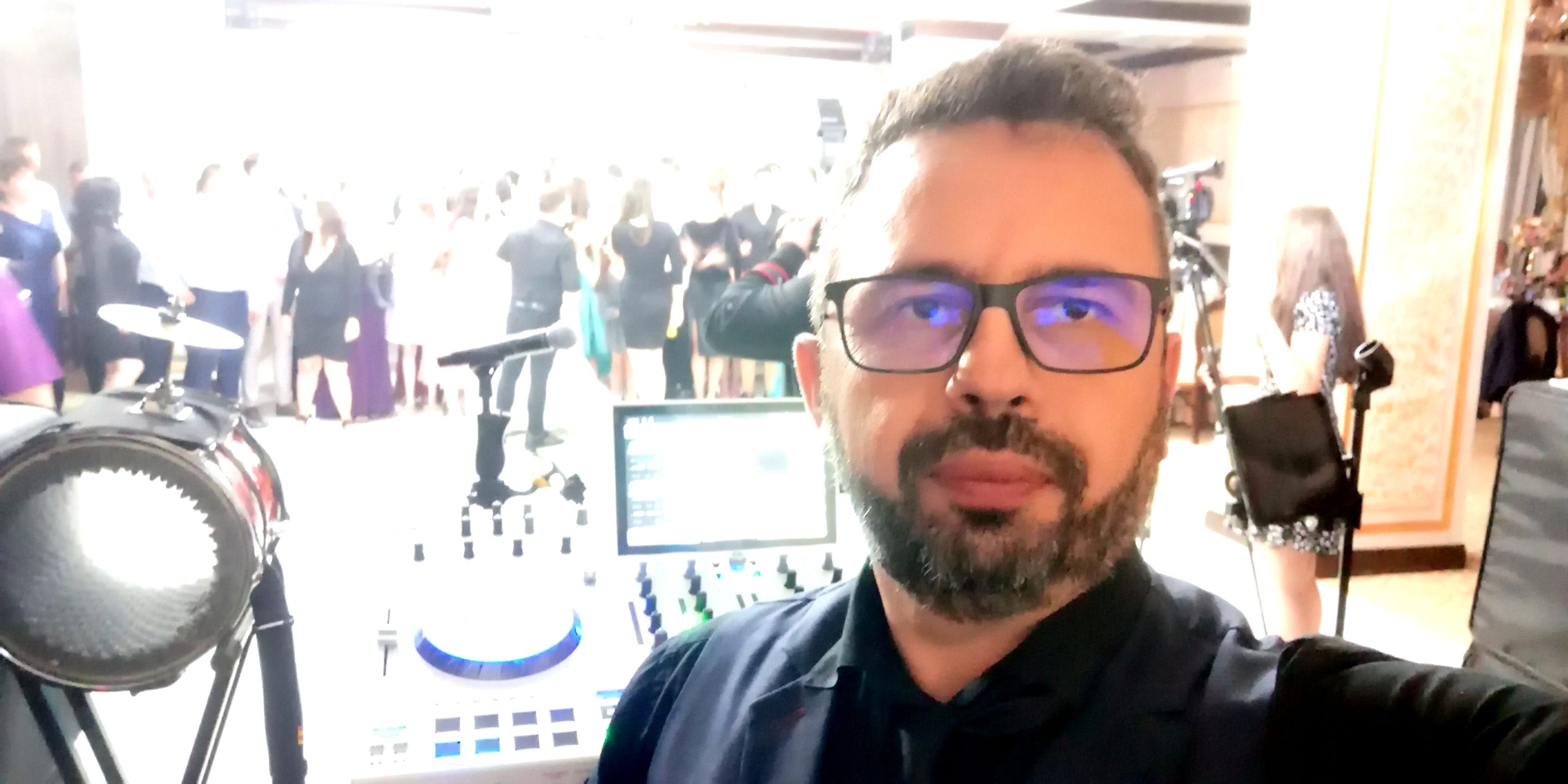 Anton Groove DJ la consola de mixaj la o nunta in Iasi